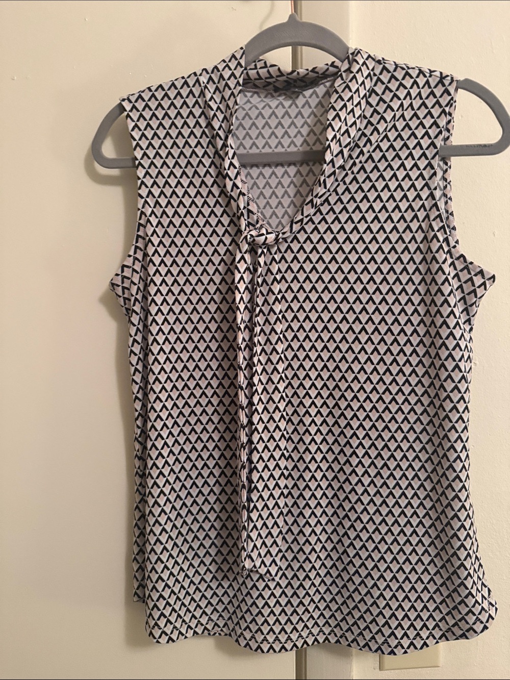 Adrianna Papell Black, White & Pink Sleeveless Tie-Neck Geometric Camisole